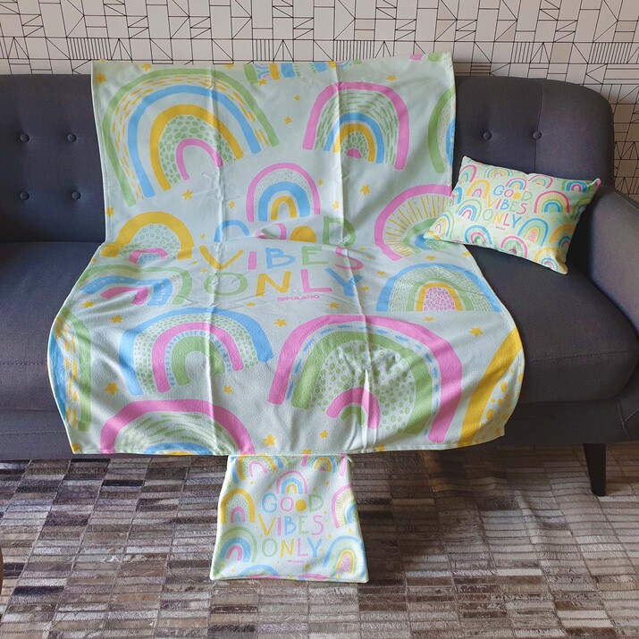 20% OFF -COMBO POCHOCLERO NUEVO! MANTA CON SOBRE + ALMOHADON - ARCO IRIS
